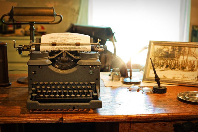 typewriter-2095754 640